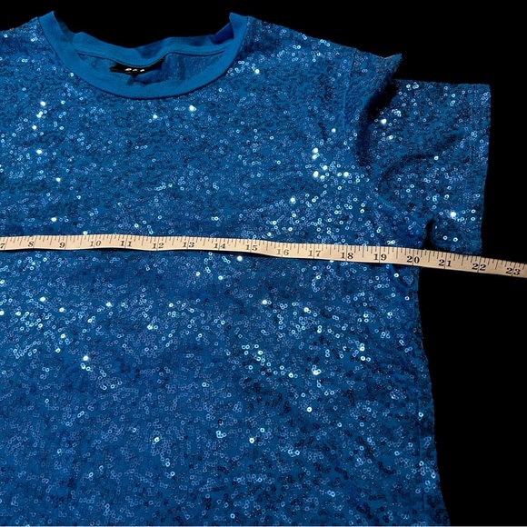 Show stopping DNKY sequined t-shirt in teal/blue. - Picture 7 of 8